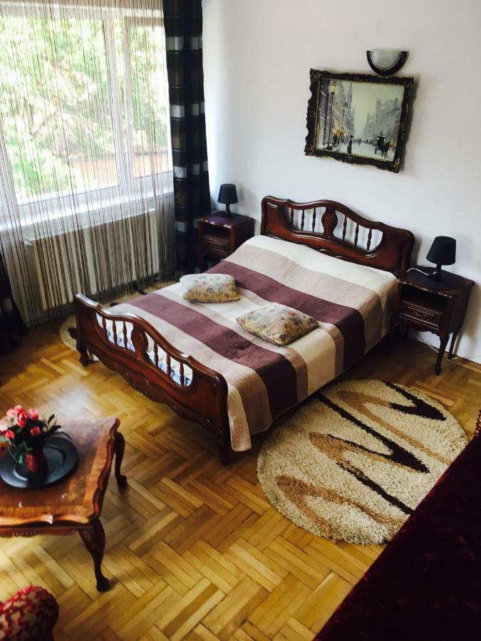 Rolling Stone Hostel Brasov Bagian luar foto